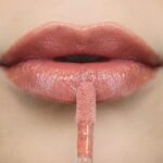 Гланц за устни с Хиалуронова киселина Shiny Look 03 MOOKAJÉ в нюанс 03, нанесен върху устните