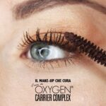 Спирала за обем Brown MOOKAJÉ, нанасяна върху миглите, с акцент върху Oxygen Carrier Complex